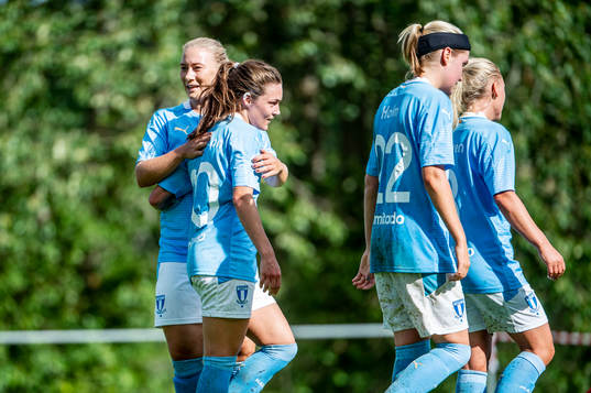 Malmö FFs Madeleine Hejde och Saga Fredriksson  jublar med