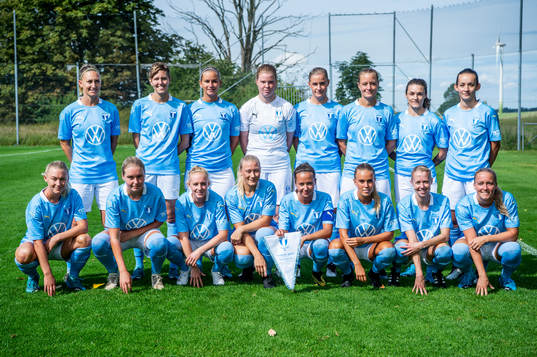 Malmö FFs spelare ställer upp på en lagbild, övre raden