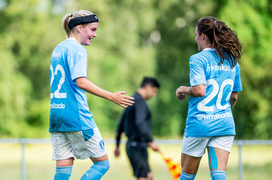 Malmö FFs Rebecka Holm och Saga Fredriksson jublar