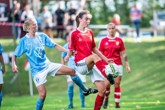Malmö FFs Stina Stadig mot Klågerups Sofia Lindgren