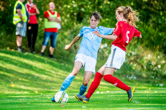 Malmö FFs Anna Hellsten mot Klågerups Lovisa Sandgren