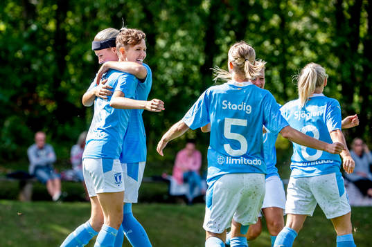 Malmö FFs Rebecka Holm kramar om Anna Hellsten