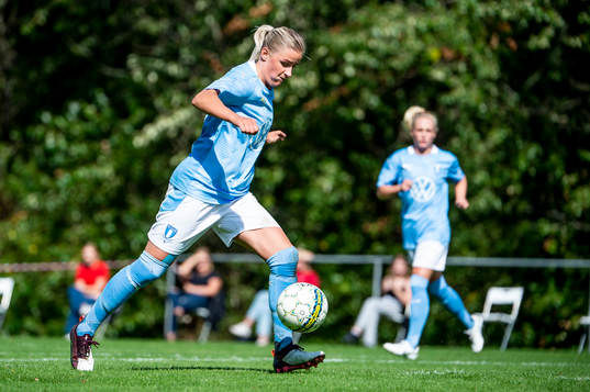 Malmö FFs Emelie Erlandsson på väg att sätta bollen i