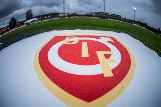 Degerfors klubbmärke på gräset