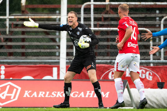 Halmstads målvakt Malkolm Nilsson Säfqvist reagerar
