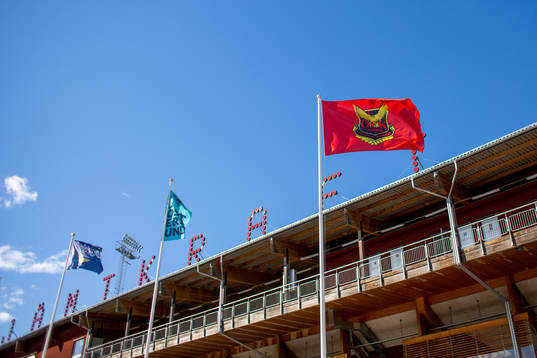 Flagga med Östersunds logga på