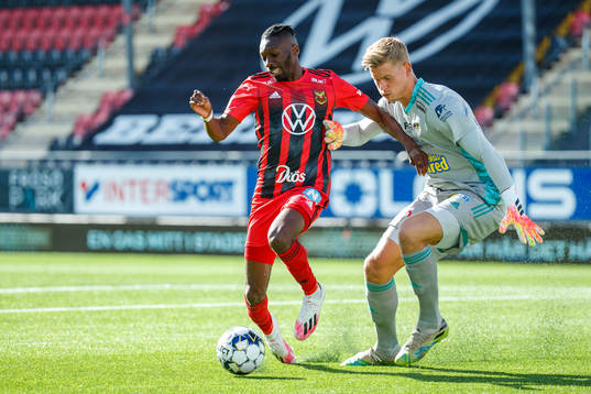 Östersunds Blair Turgott och Falkenbergs målvakt Johan