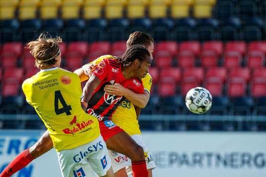 Östersunds Francis Jon-Baptiste mot Carl Johansson och