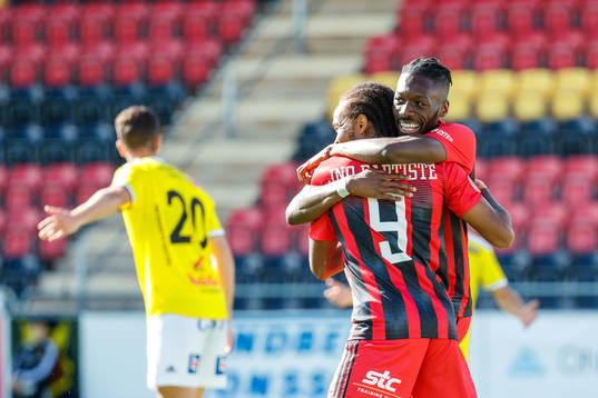 Östersunds Francis Jon-Baptiste och Blair Turgott jublar