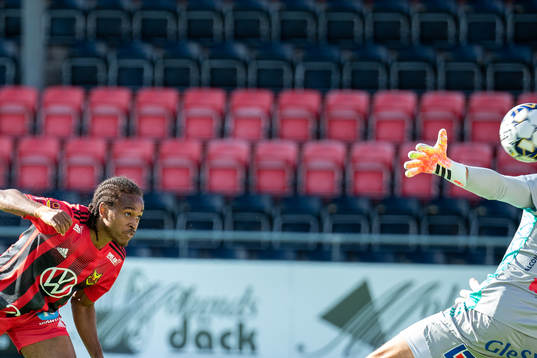 Östersunds Francis Jon-Baptiste gör 1-0 bakom Falkenbergs