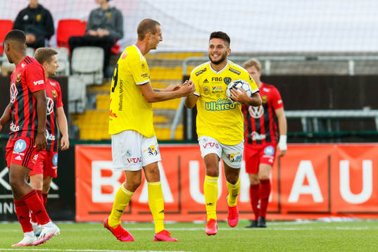 Falkenbergs Edi Sylisufa jublar med Gustaf Nilsson