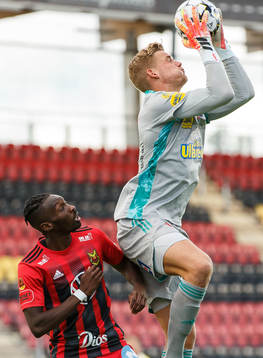 Falkenbergs målvakt Johan Brattberg och Östersunds Blair