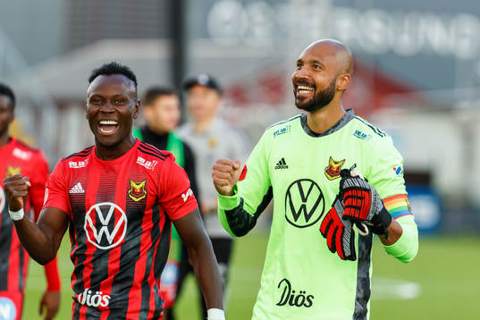 Östersunds målvakt Aly Keita jublar