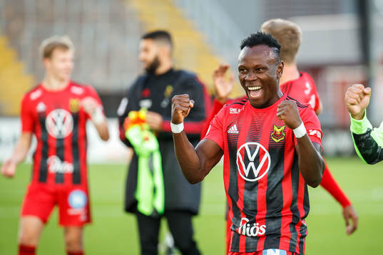 Östersunds Sam Mensiro jublar