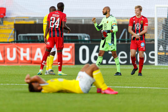 Östersunds Ronald Mukiibi jublar med målvakt Aly Keita