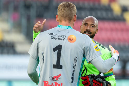 Östersunds målvakt Aly Keita klappar om Falkenbergs