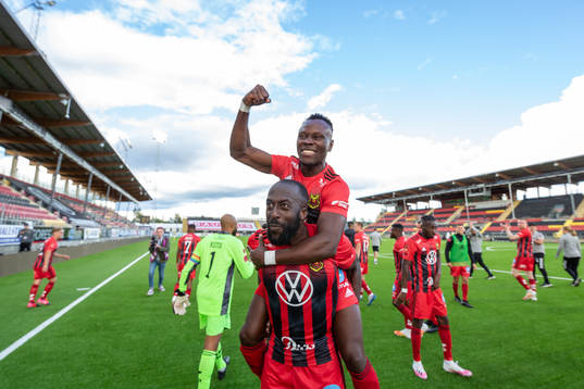 Östersunds Sam Mensiro på Ronald Mukiibis axlar jublar