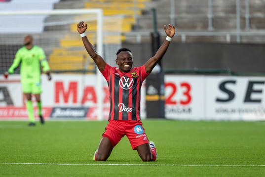 Östersunds Sam Mensiro jublar