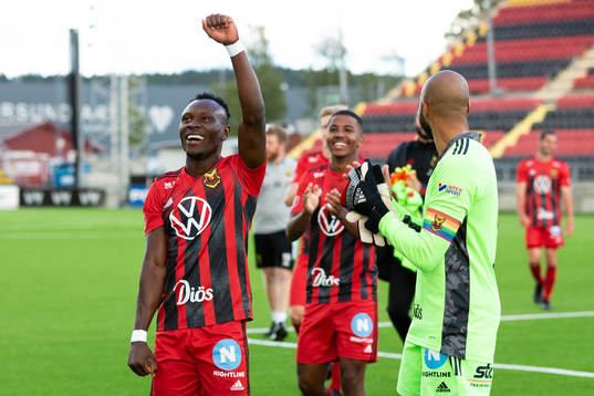 Östersunds Sam Mensiro jublar
