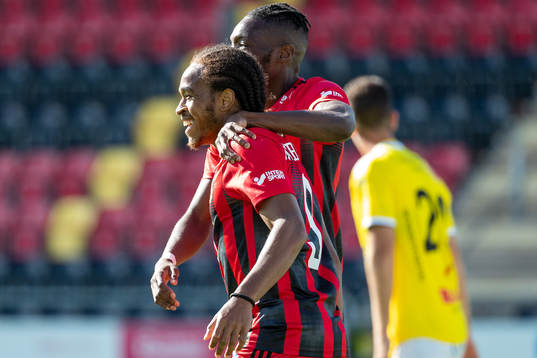 Östersunds Francis Jon-Baptiste gör 1-0 och jublar med