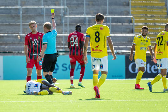 Östersunds Ludvig Fritzson  får gult kort av Domare Per