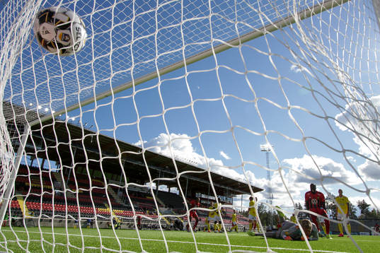 Östersunds Felix Hörberg gör 2-0 bakom Falkenbergs