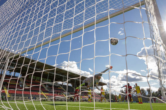 Östersunds  Felix Hörberg 2-0 bakom Falkenbergs målvakt