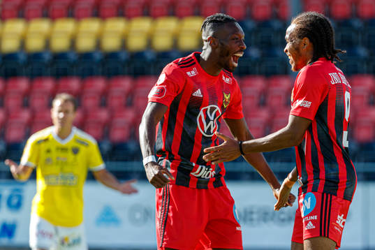 Östersunds Blair Turgott och Francis Jon-Baptiste  jublar