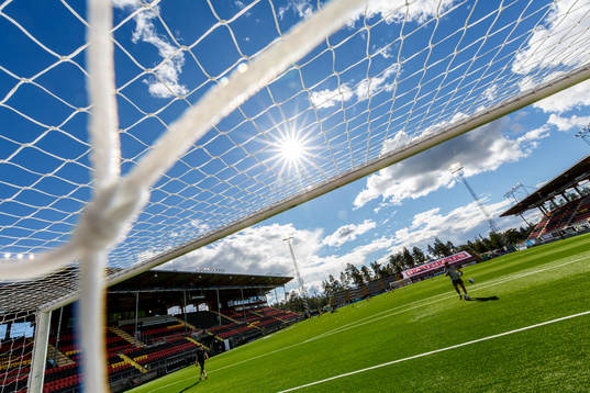 Ett fotbollsmål i motljus