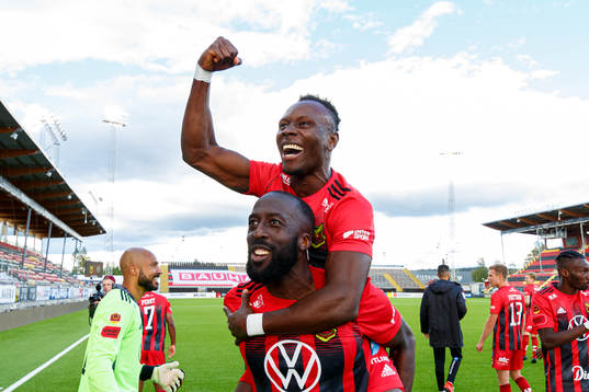 Östersunds Sam Mensiro på Ronald Mukiibis axlar jublar