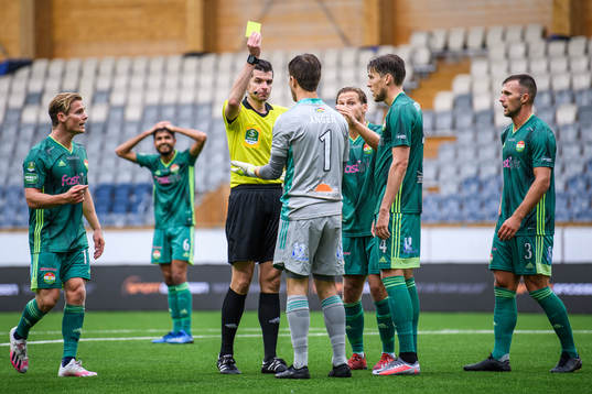 Dalkurds målvakt Filip Anger får en varning av domare