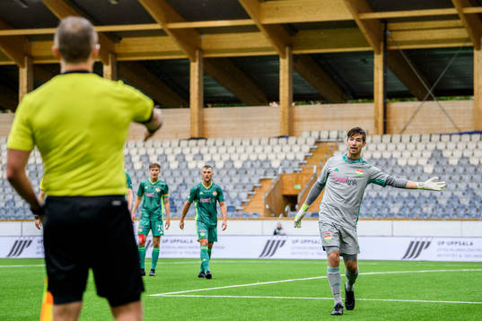 Dalkurds målvakt Filip Anger diskuterar med assisterande