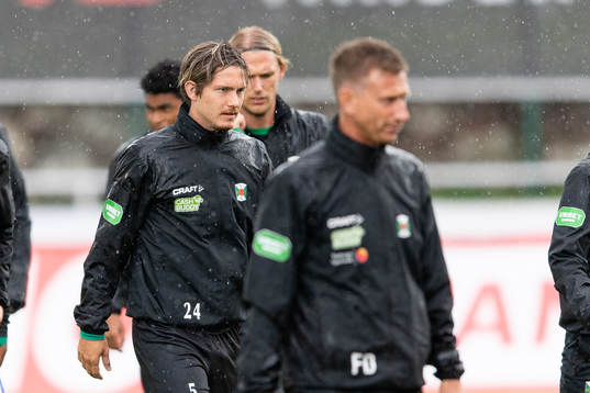 Varbergs Robin Book före fotbollsmatchen i Allsvenskan