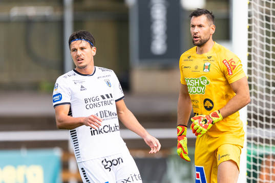 Sirius Stefano Vecchia och Varbergs målvakt Stojan Lukic