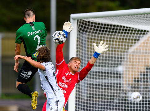 Varbergs Jon Birkfeldt med en nick mot Sirius målvakt