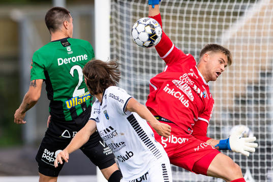 Varbergs Jon Birkfeldt med nick mot Sirius målvakt Lukas