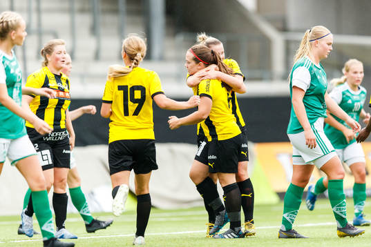 Häckens Astrid Hedeås jublar med lagkamrater