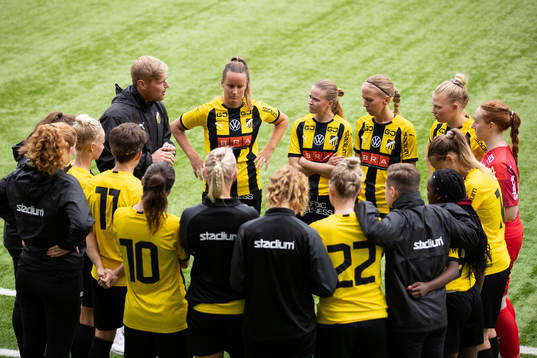 Häcken samlade innan andra halvleken av fotbollsmatchen