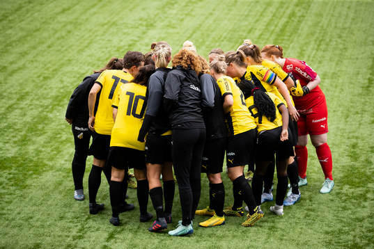Häcken samlade innan andra halvleken av fotbollsmatchen