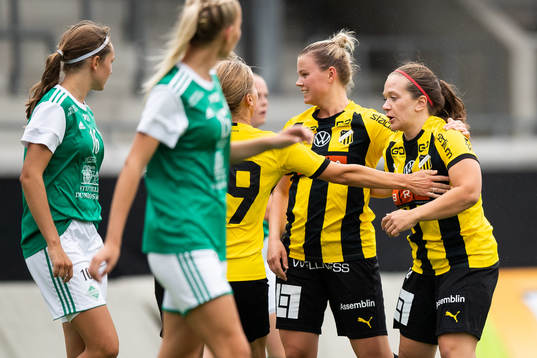 Häckens Astrid Hedeås jublar med lagkamrater