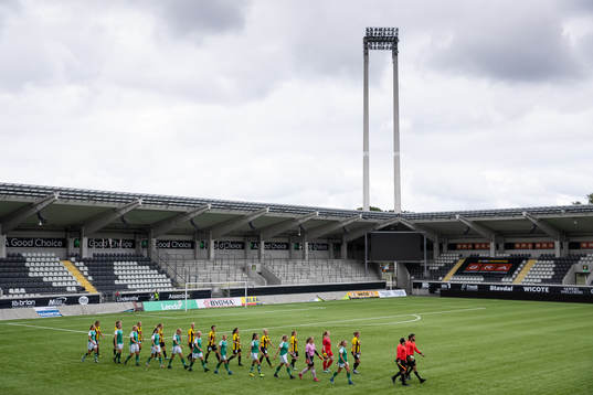 Lagen på väg in till line up innan fotbollsmatchen