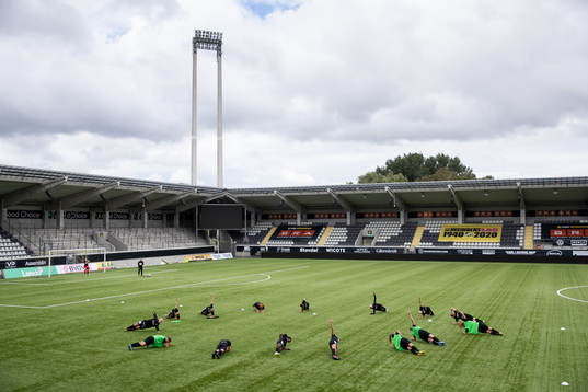 Häcken värmer upp innan fotbollsmatchen Division 2 mellan