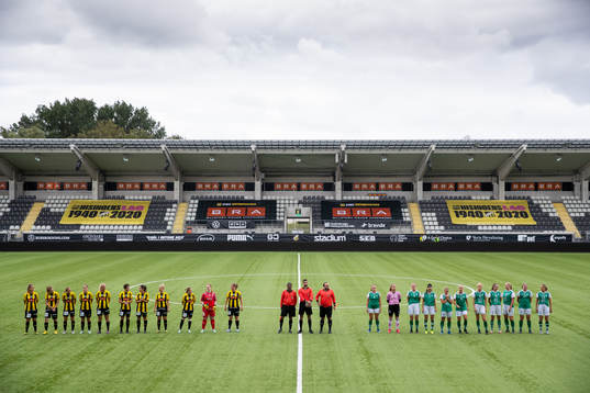 Lagen på line up innan fotbollsmatchen Division 2 mellan