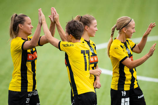 Häckens Emelie Pettersson och Karin From peppar varandra