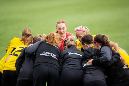 Häcken samlade innan fotbollsmatchen Division 2 mellan