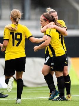 Häckens Astrid Hedeås jublar med lagkamrater