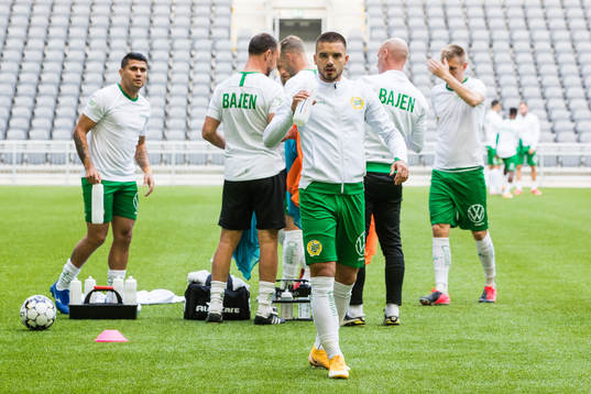 Hammarbys Vladimir Rodic och spelarna i Hammarby värmer upp