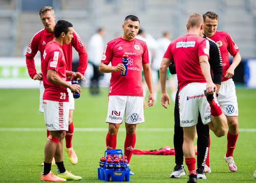 Kalmars Emin Nouri och spelarna i Kalmar värmer upp
