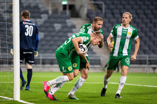 Hammarbys Aron Johansson jublar med Darijan Bojanic