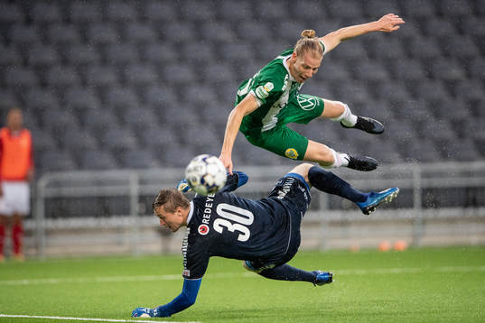 Hammarbys Gustav Ludwigson i en kollision med Kalmars